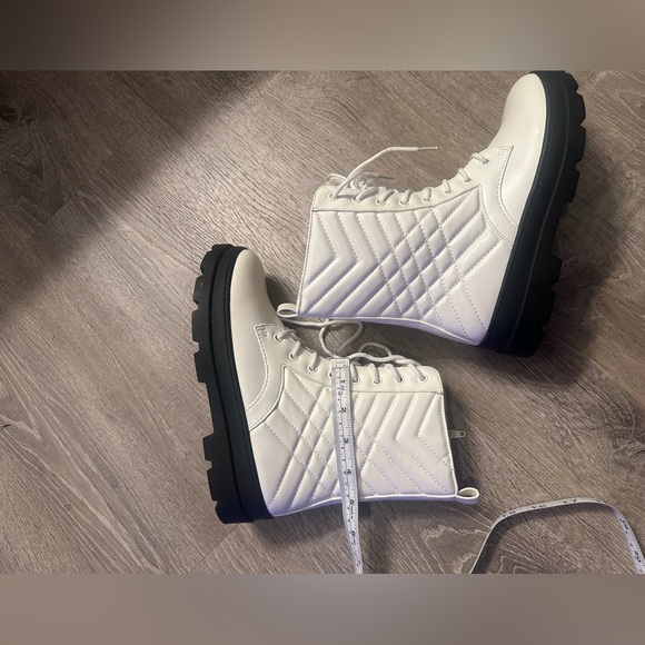 White small boots girl size 4 - Picture 7 of 7